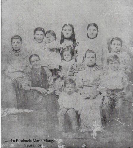 María Monge y sus hijos e hijas